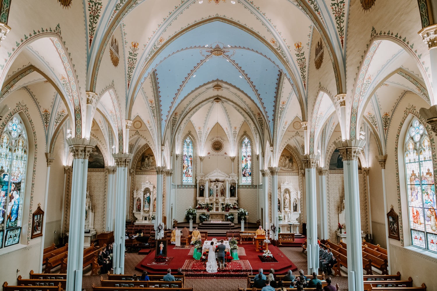noivos de joelhos em cerimônia em casamento na igreja católica
