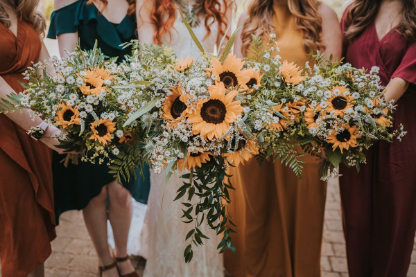 capa post: noiva e madrinhas com buquê de girassol