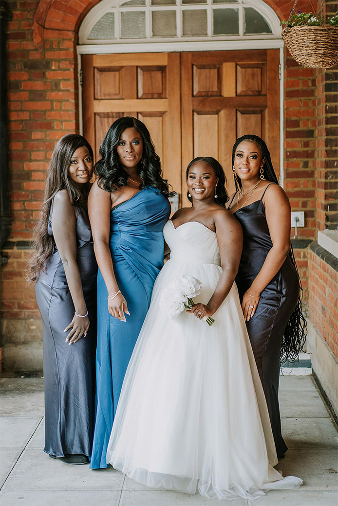 noiva e demoiselles negras com vestido em tons de azul