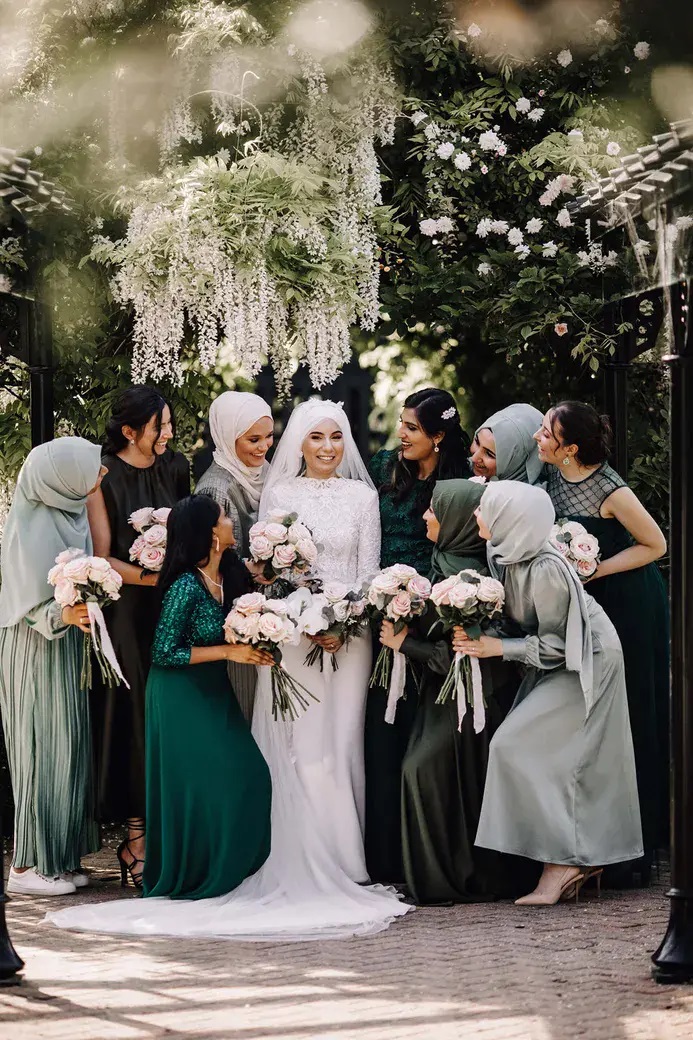 noiva com demoiselles em casamento muçulmano