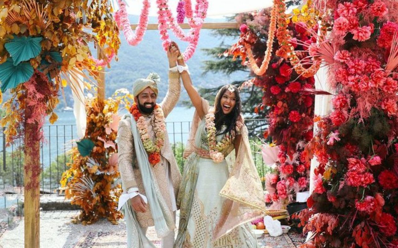 noivos em casamento indiano