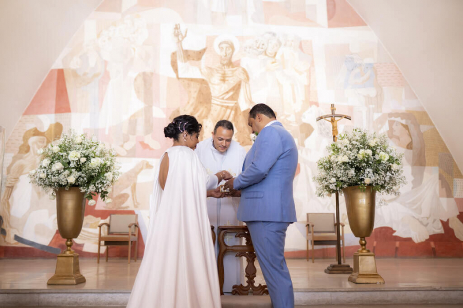 noivos em casamento na igreja católica