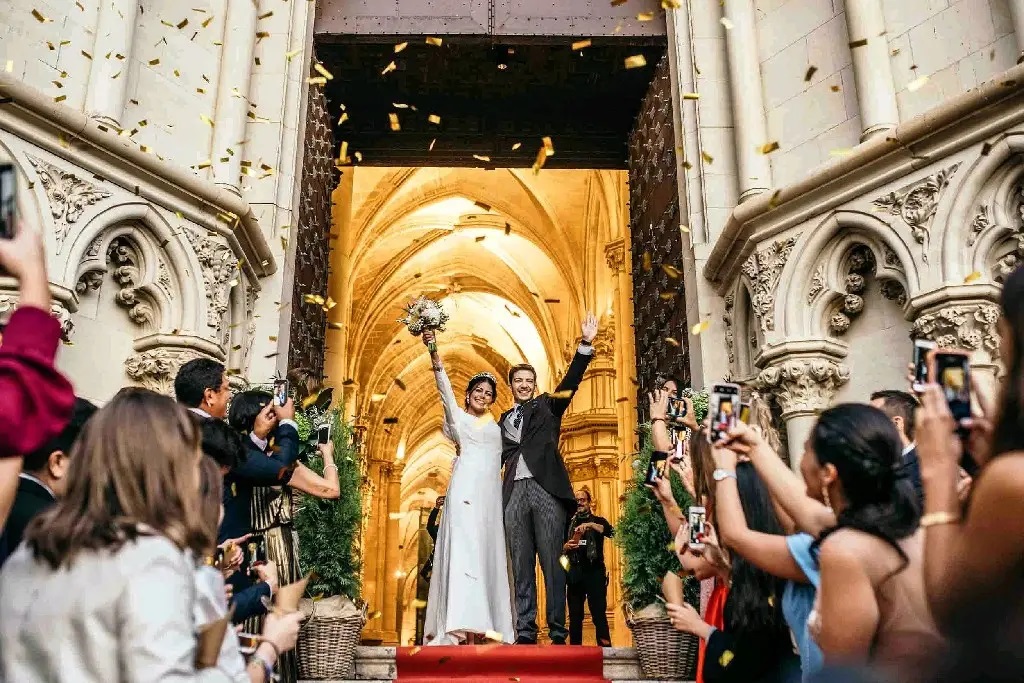 saída dos noivos em casamento na igreja católica 