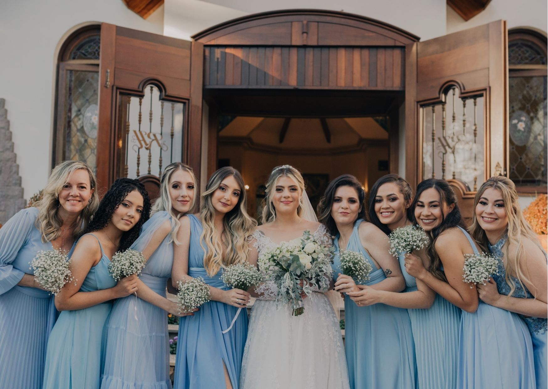 Noiva e madrinhas com vestido azul