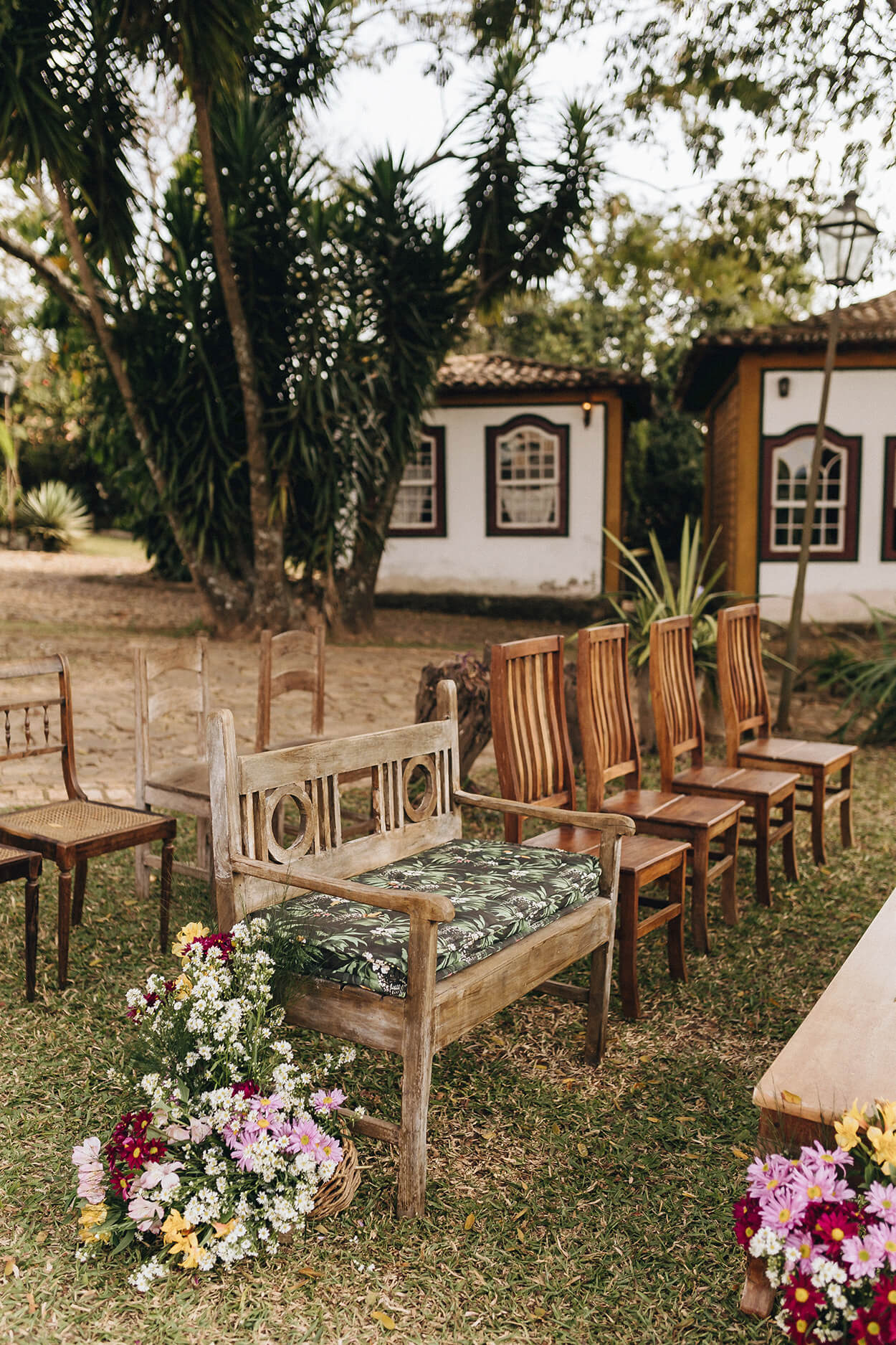 Cadeiras e bancos de madeira no campo