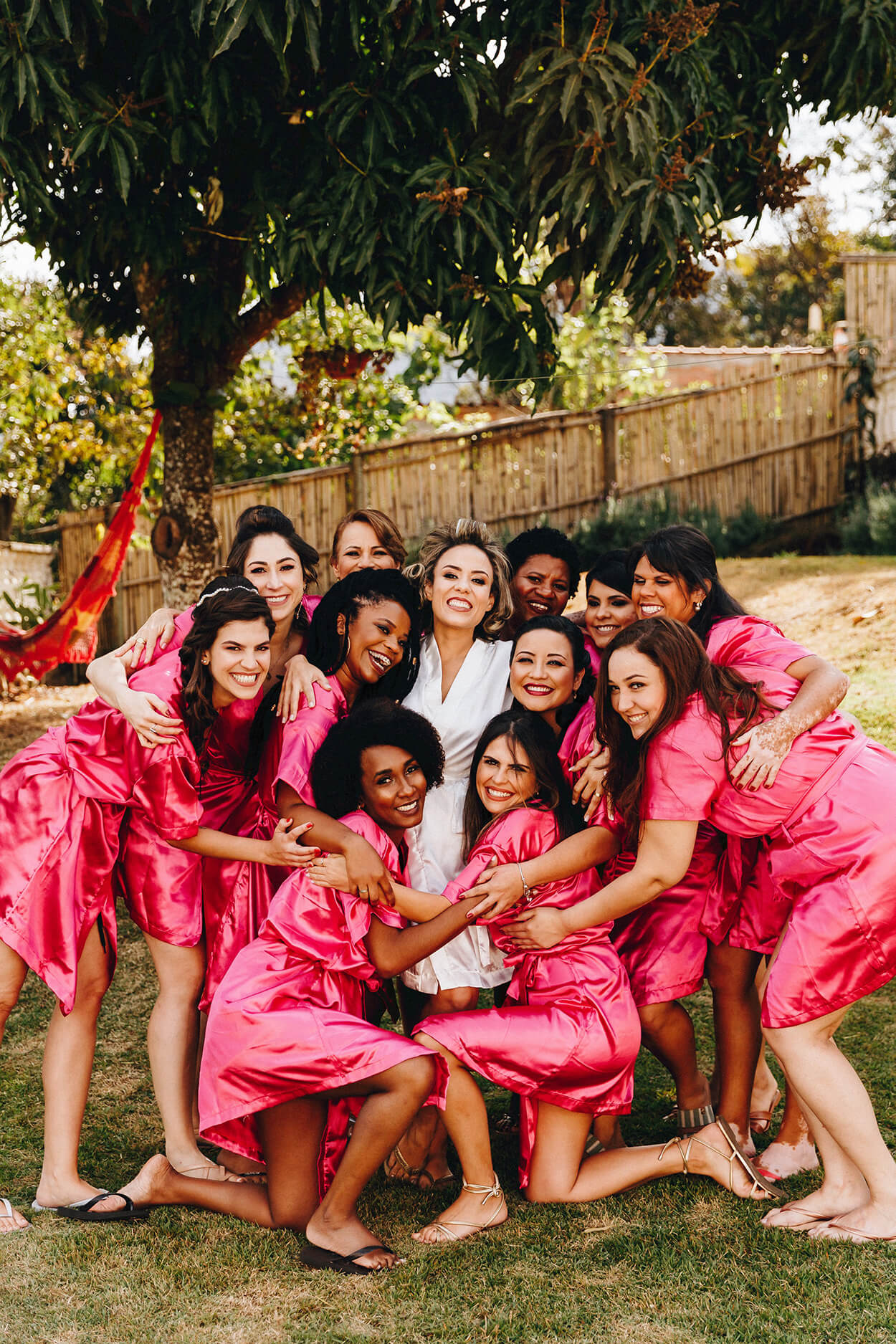 Noiva e madrinhas com robe rosa