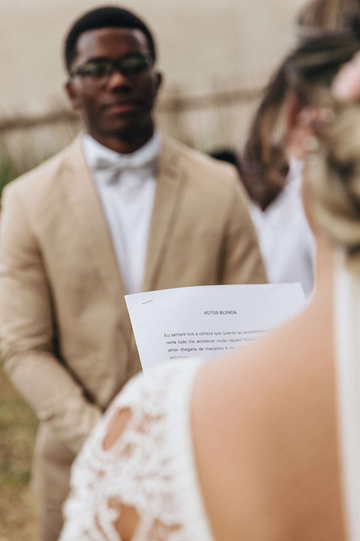 Noiva lendo votos para o noivo