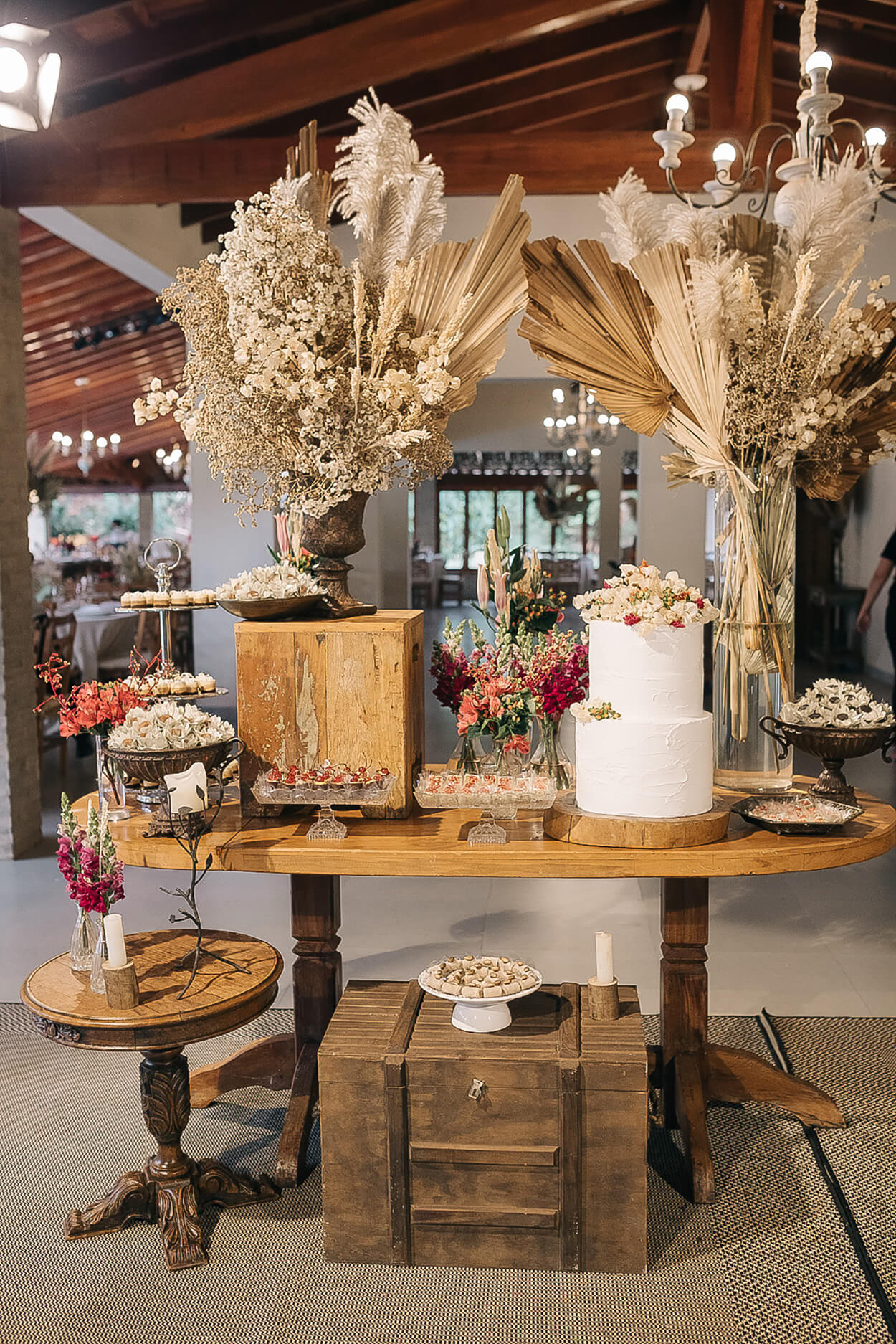 Mesa com flores secas e bolo branco