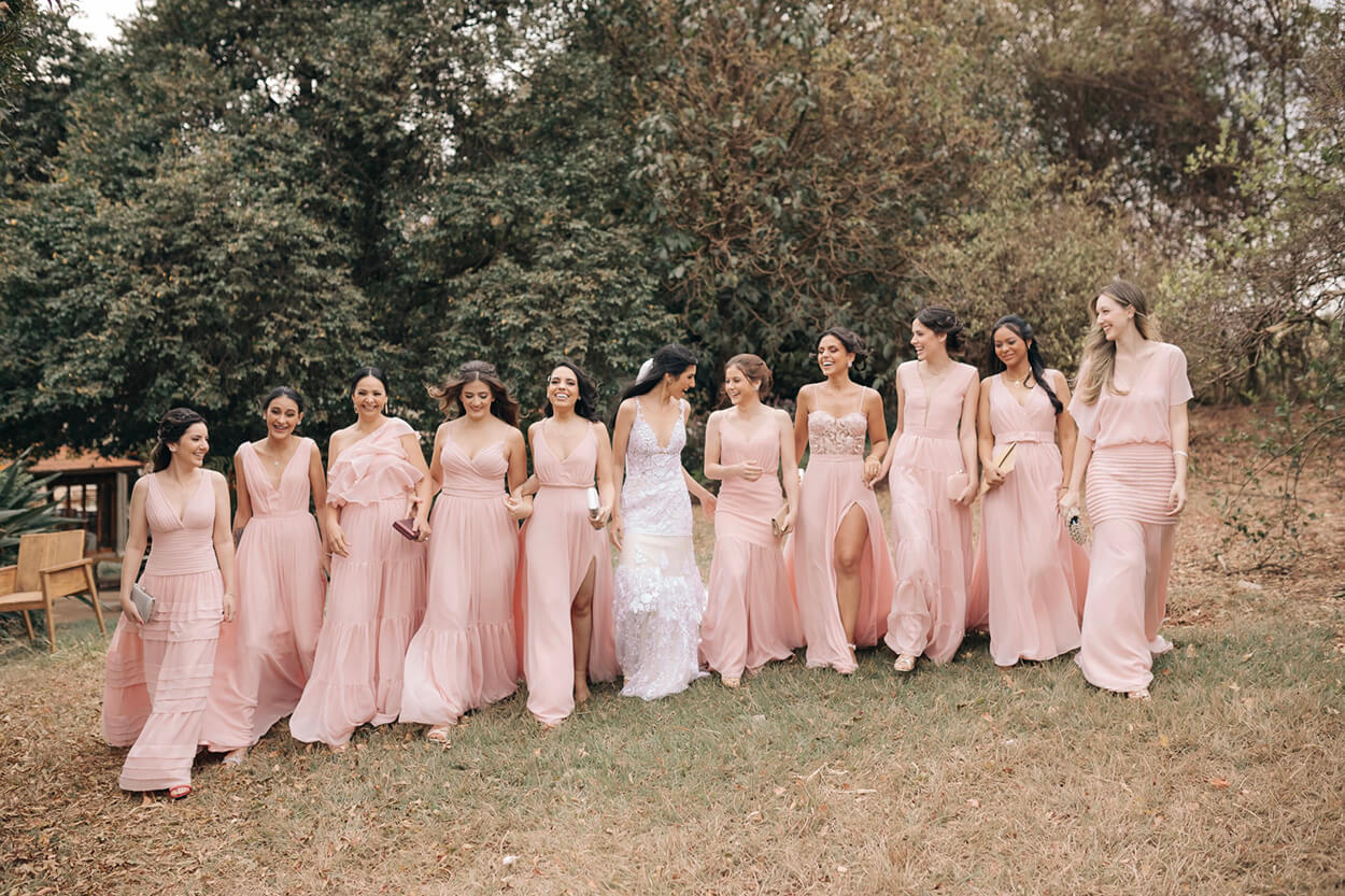 Noiva e madrinhas de vestido rosa no campo