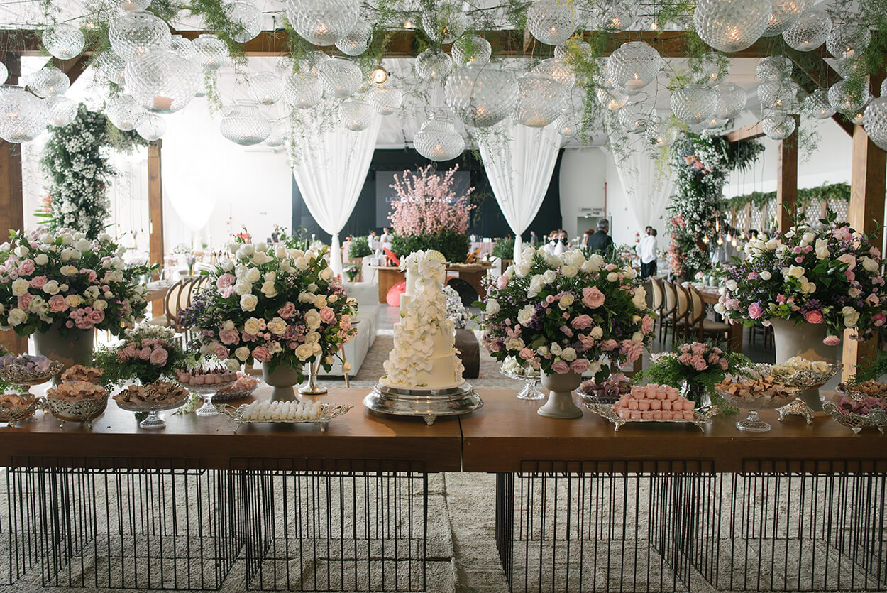 Mesa com bolo de casamento e doces