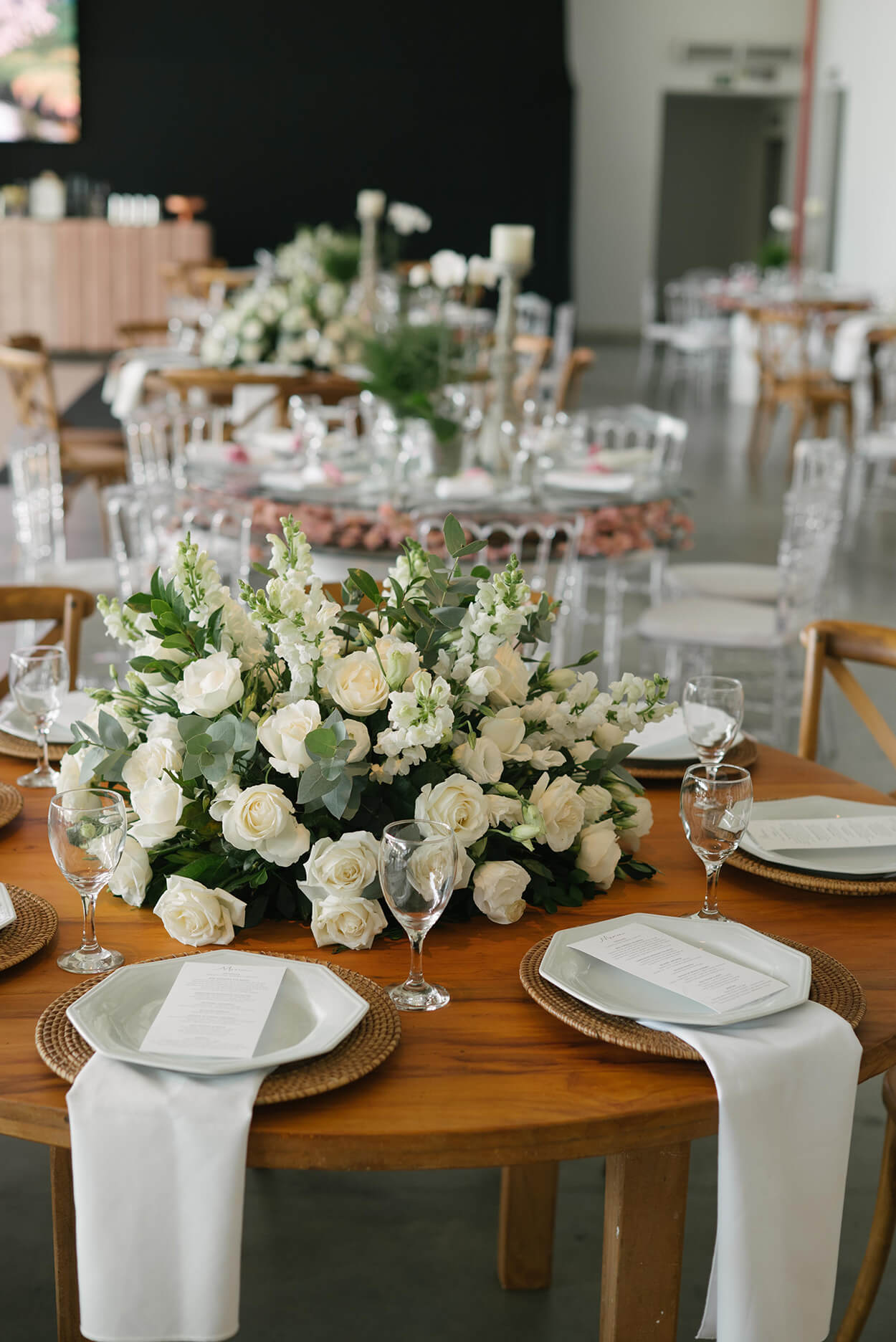 Mesa posta e centro de mesa com rosas brancas