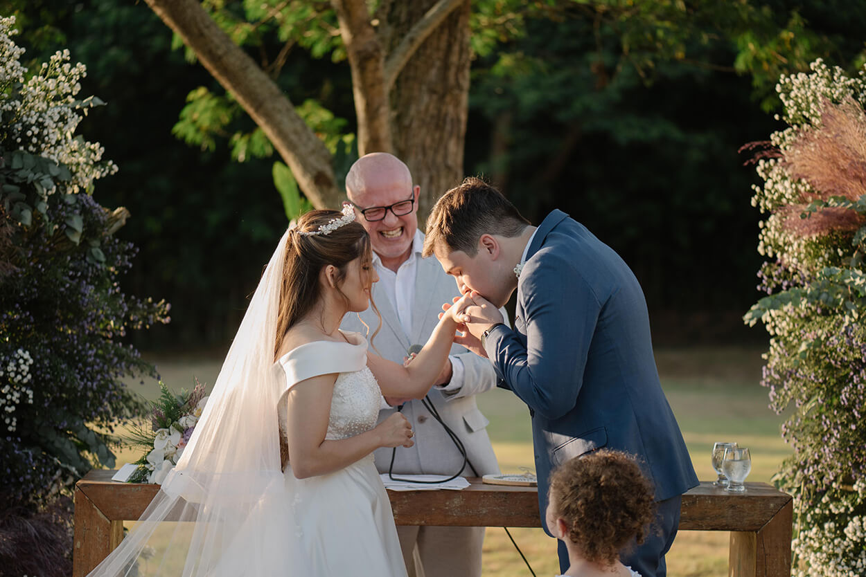Noivo beijando a mão da noiva