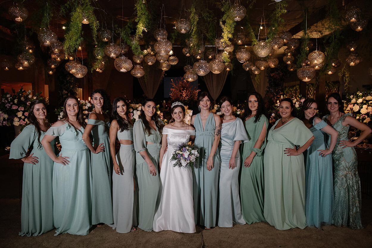 Noiva e madrinhas com vestidos azuis e verdes
