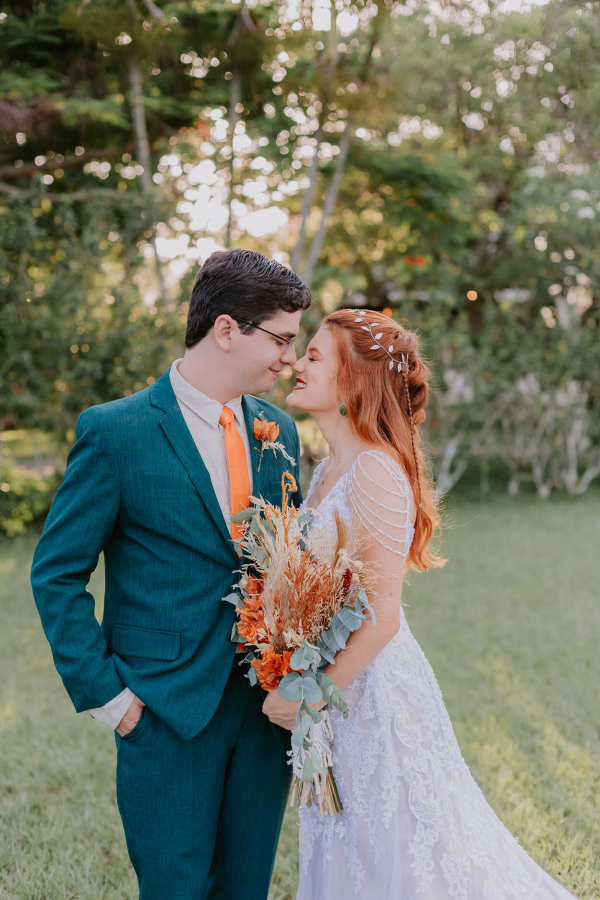 capa post: Noivos no campo sorrindo