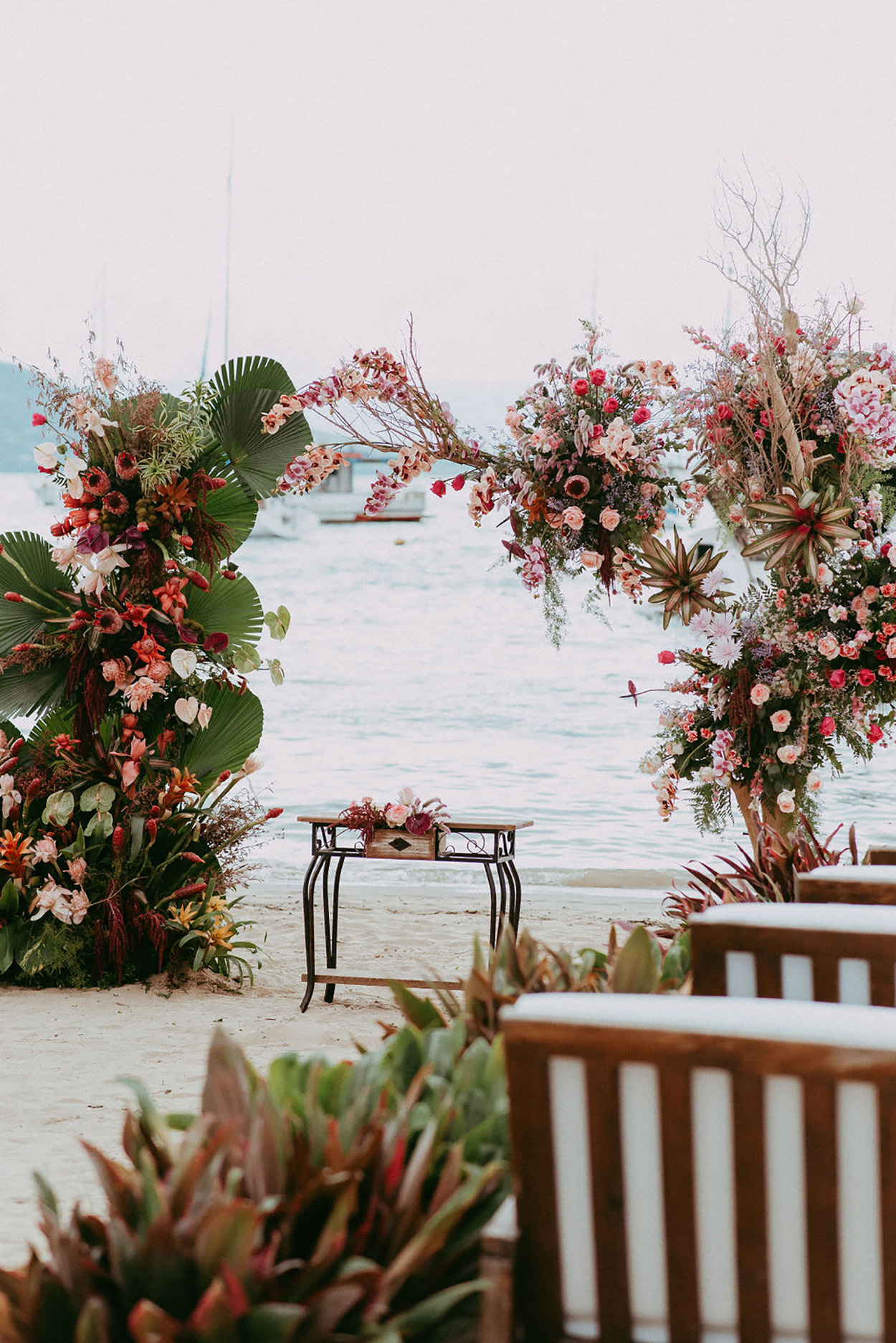 Altar na praia com plantas e flores
