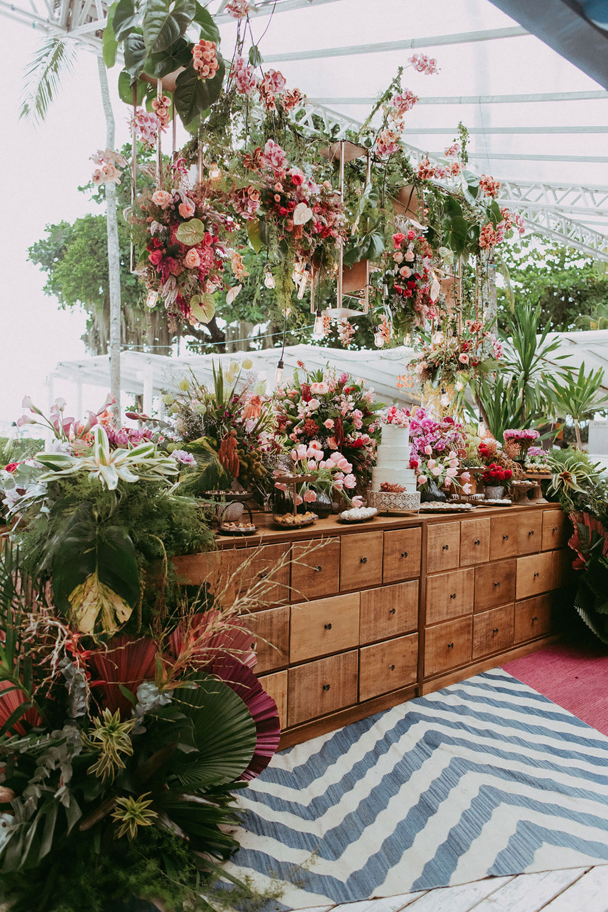 Mesa decorada com plantas e flores rosas
