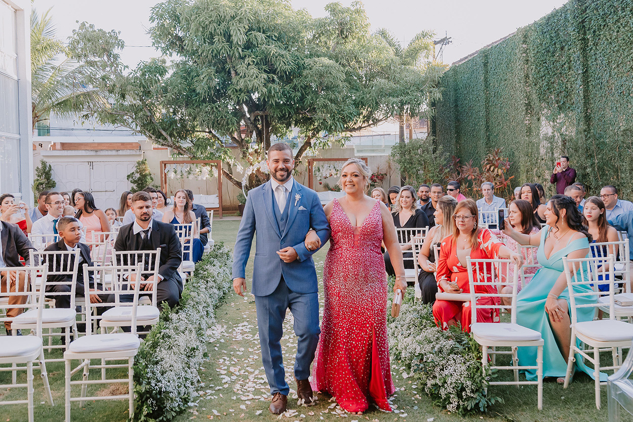 Entrada do noivo com sua mãe de vestido vermelho