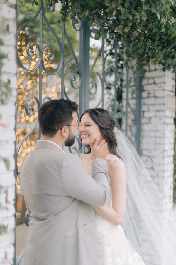 capa post: Noivos na frente de portão antigo
