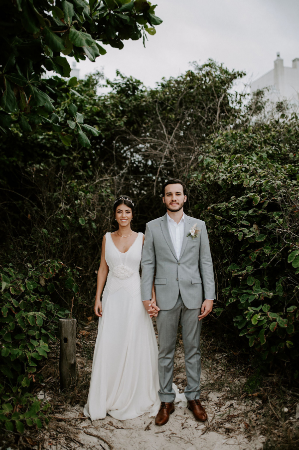 capa post: Noivos de mãos dadas ao ar livre