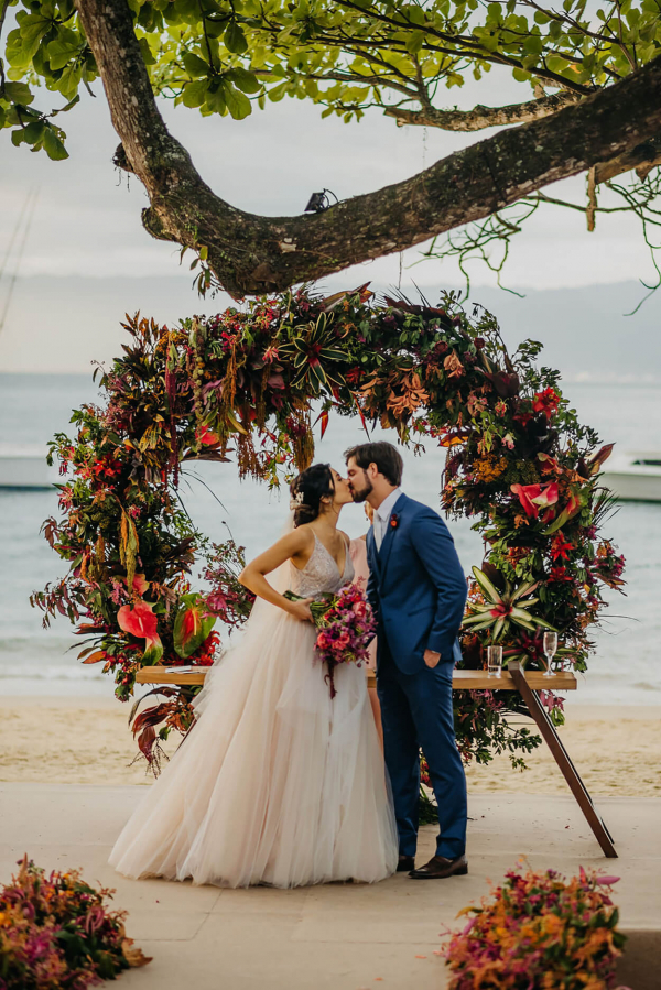 capa post: Noivos se beijando no altar