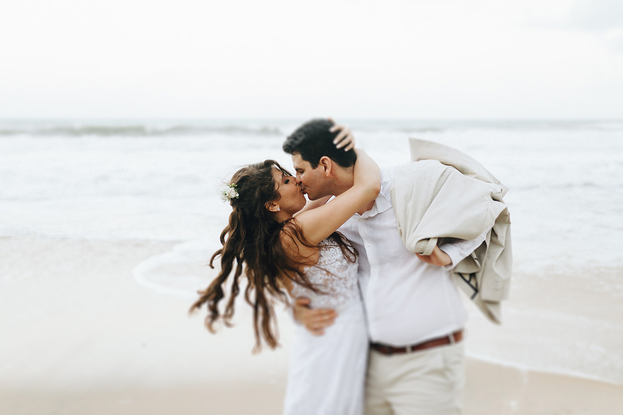 Noivos se beijando na praia