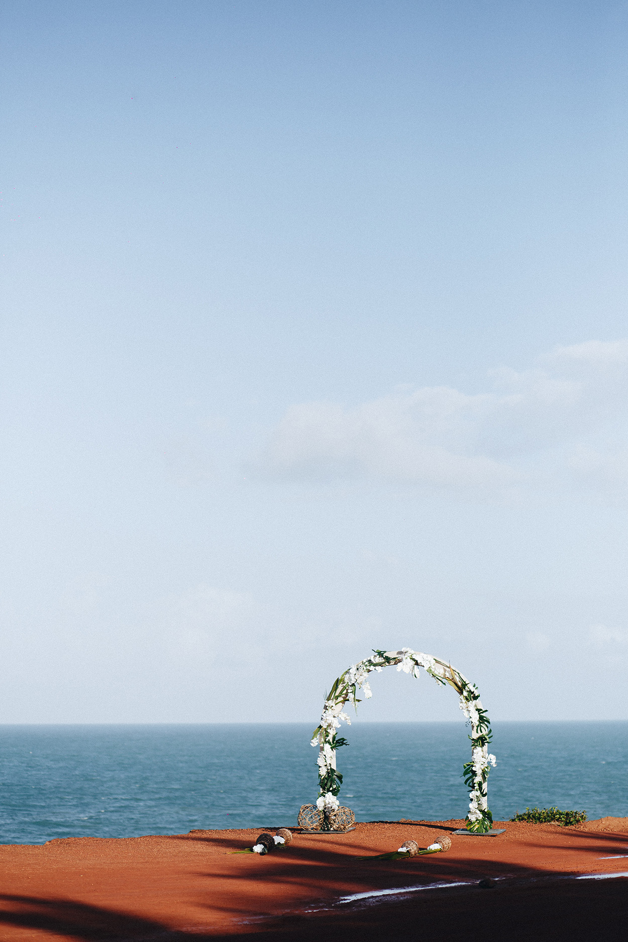 Altar de casamento com vista para o mar