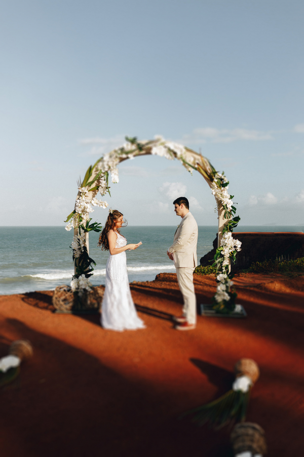capa post: Noivos trocando votos no altar