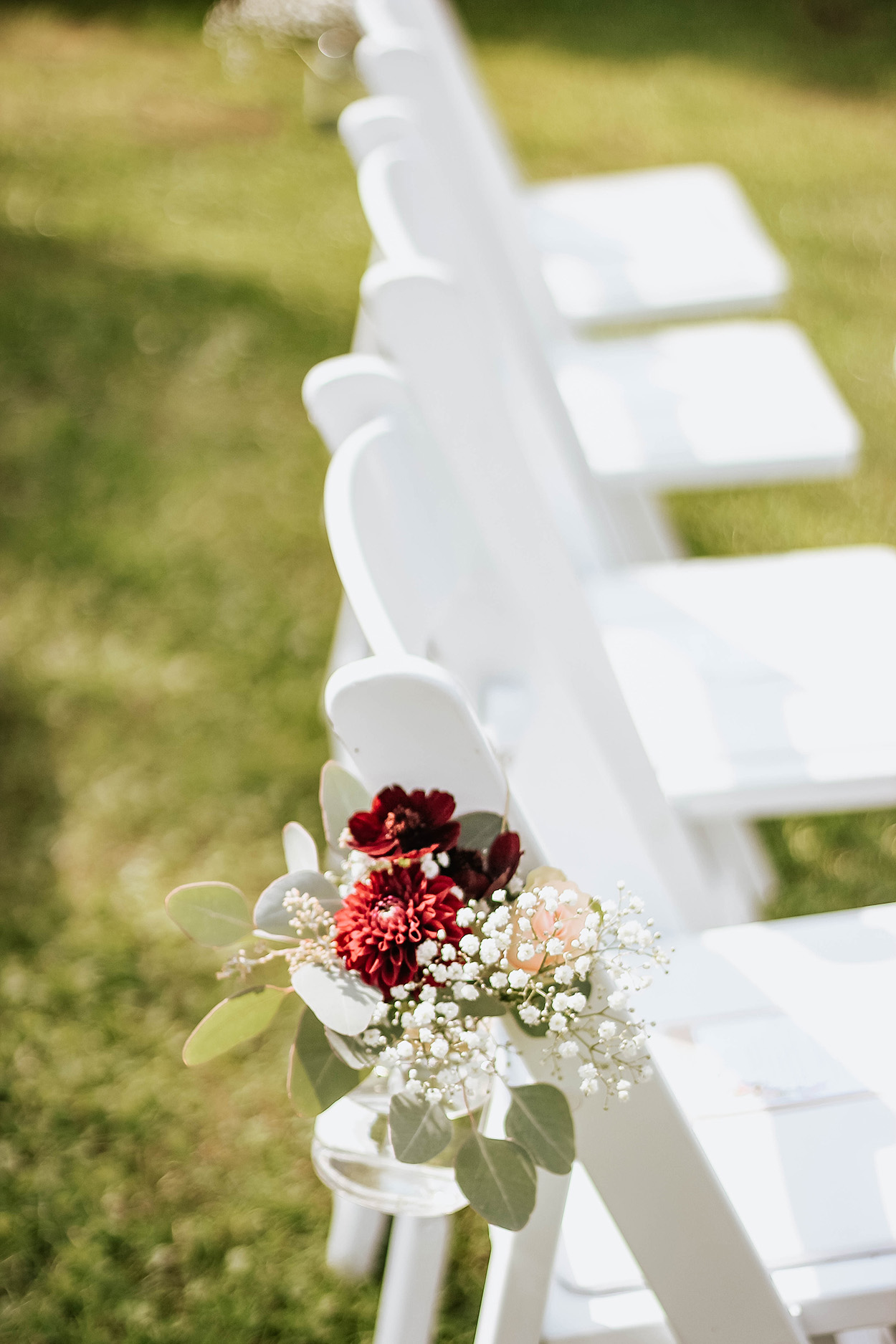 Cadeira branca com flores