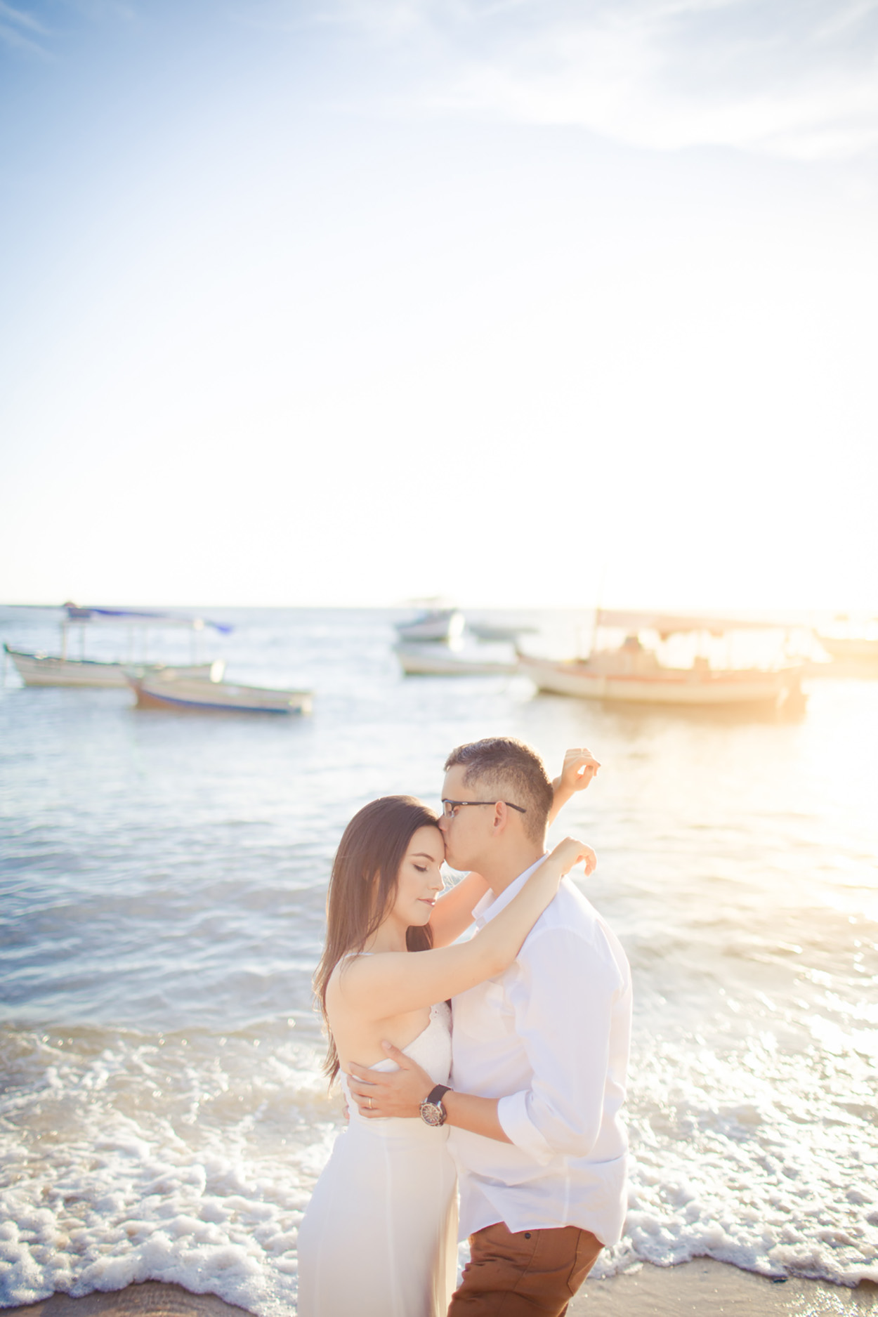 Casal abraçado de frente para o mar