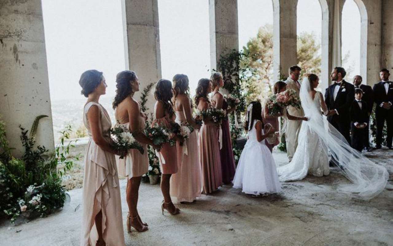 demoiselle em cerimônia de casamento