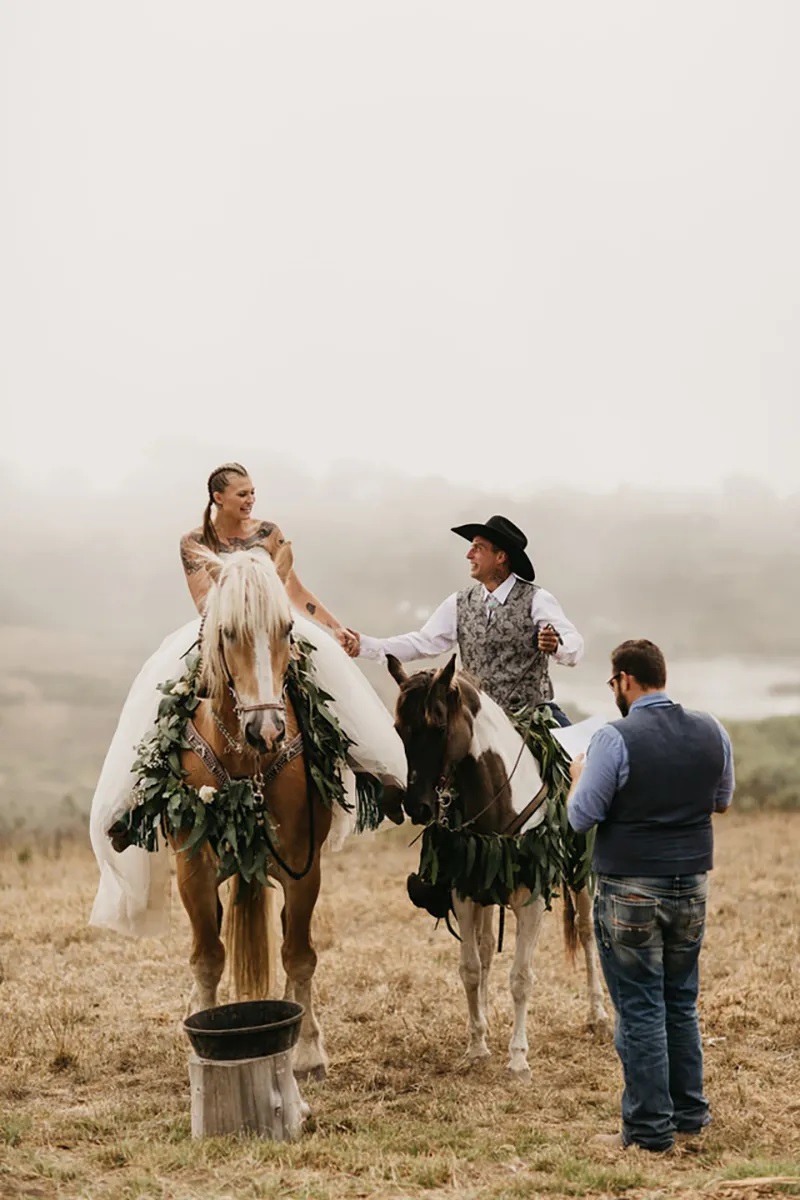  noivos-montando-a-cavalo-em-casamento-estilo-country