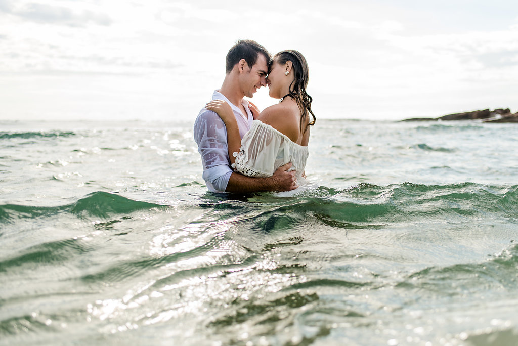 casal se abraçando no mar em ensaio pré wedding 