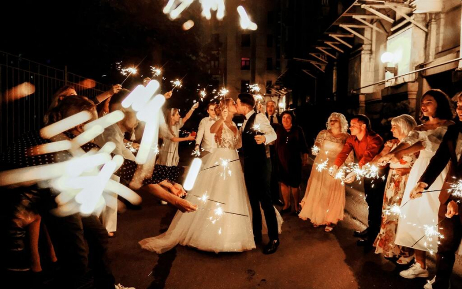 saída dos noivos com sparkles