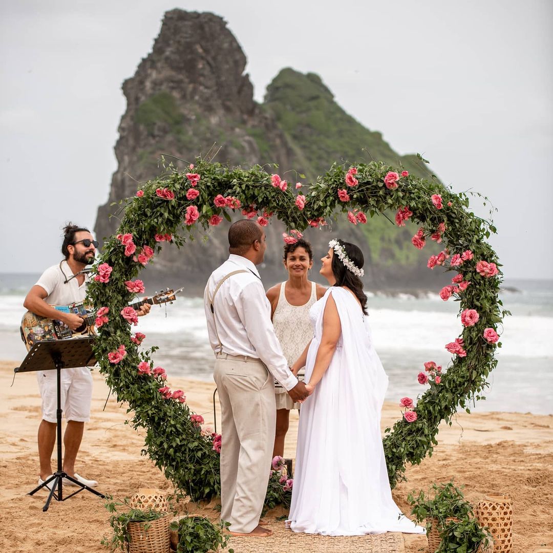 cerimônia de casamento na praia de fernando de noronha com celebração de thania brito