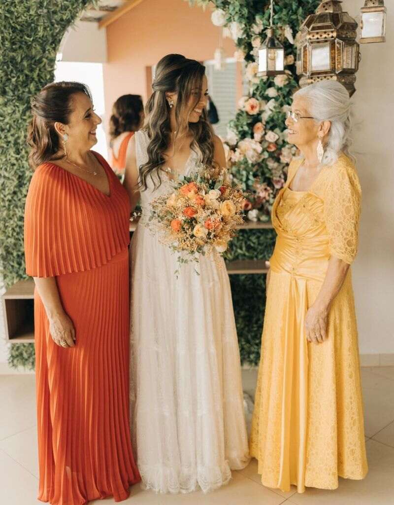 vestido para mãe da noiva com cores diferentes