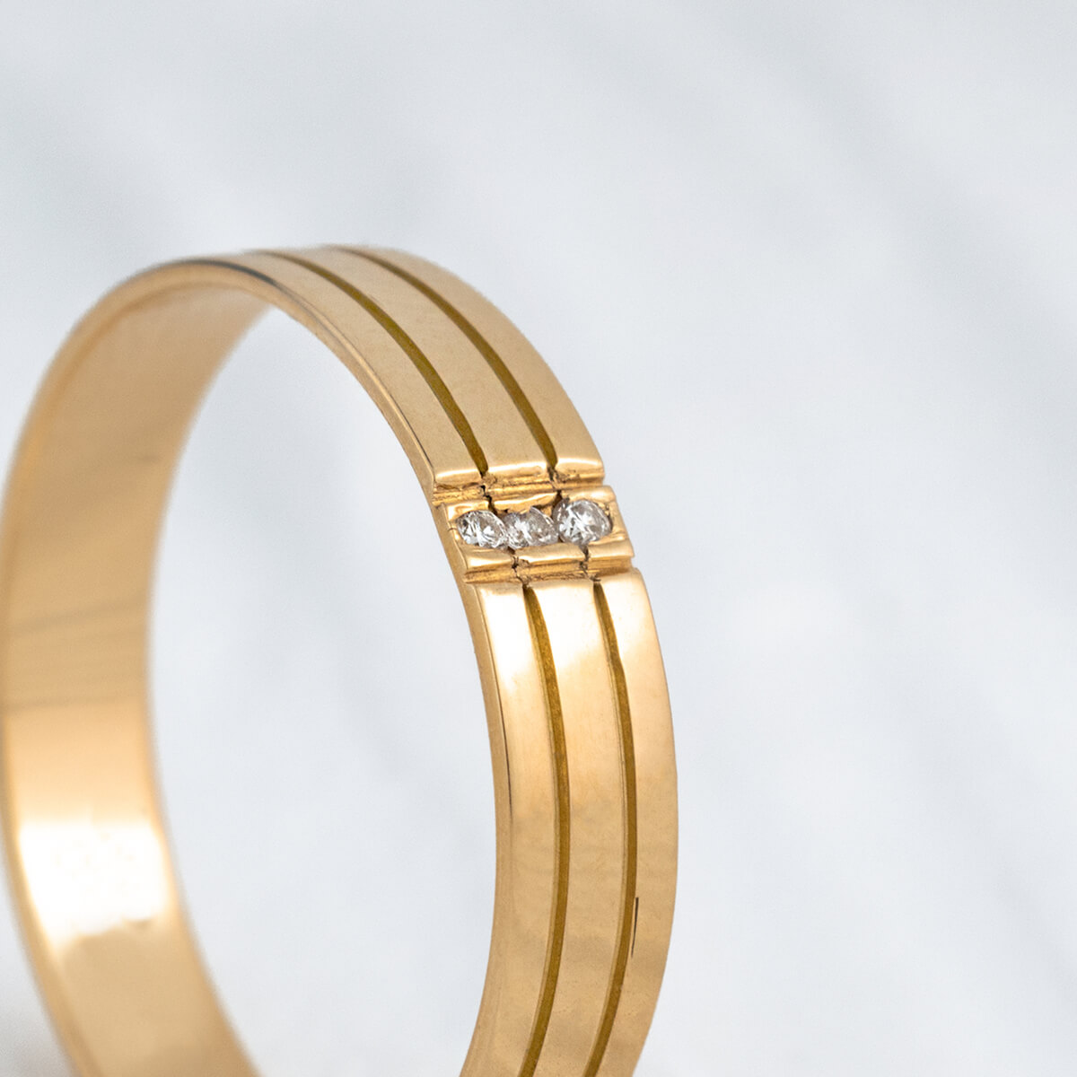 aliança de casamento de ouro com três diamantes da rosê jewelry