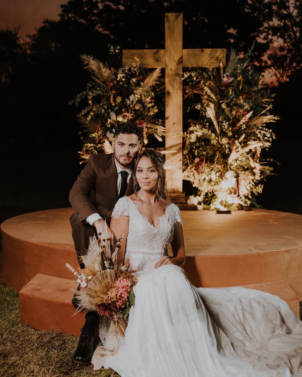 capa post: Noivos sentados no altar a noite