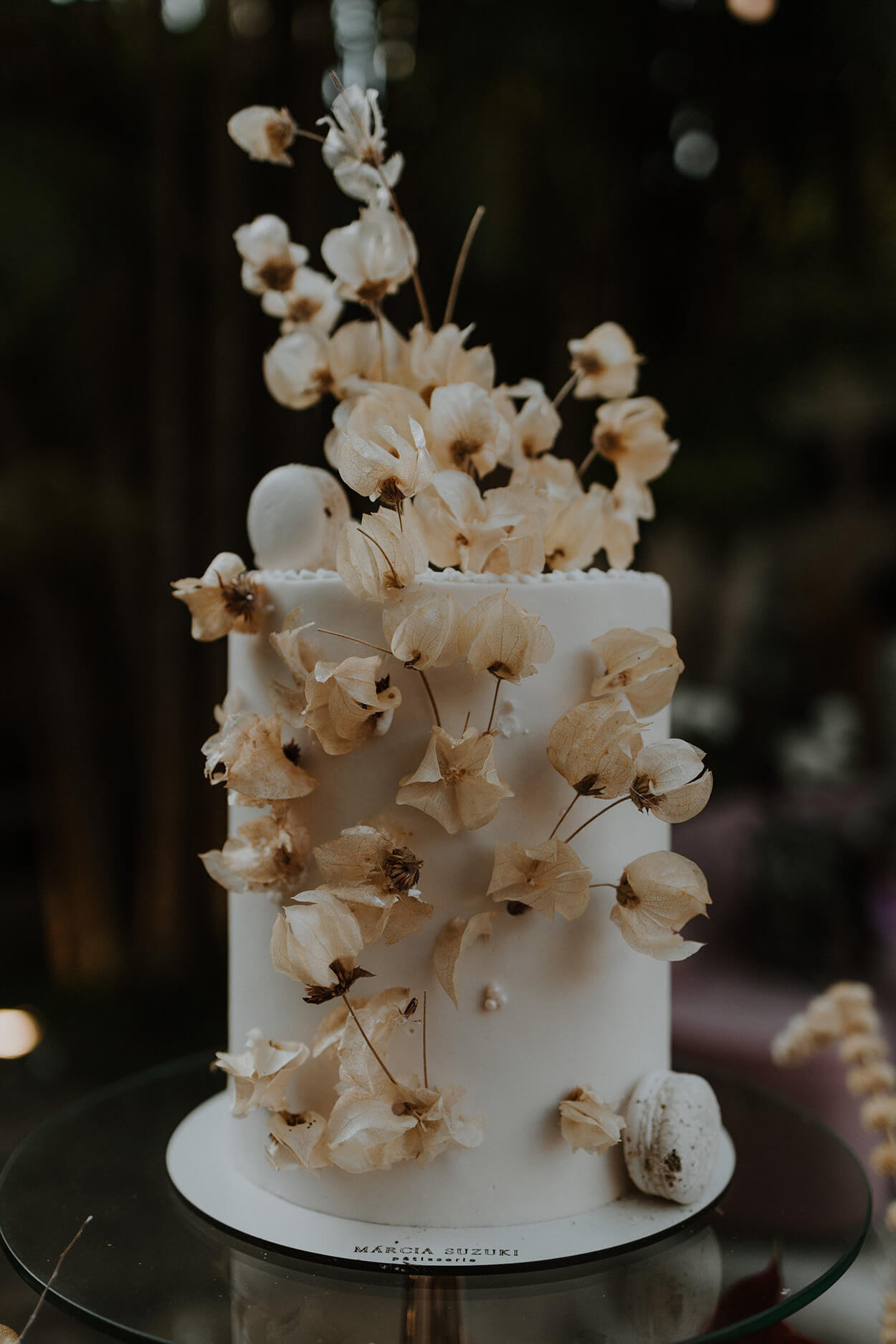 Bolo de casamento branco com flores secas