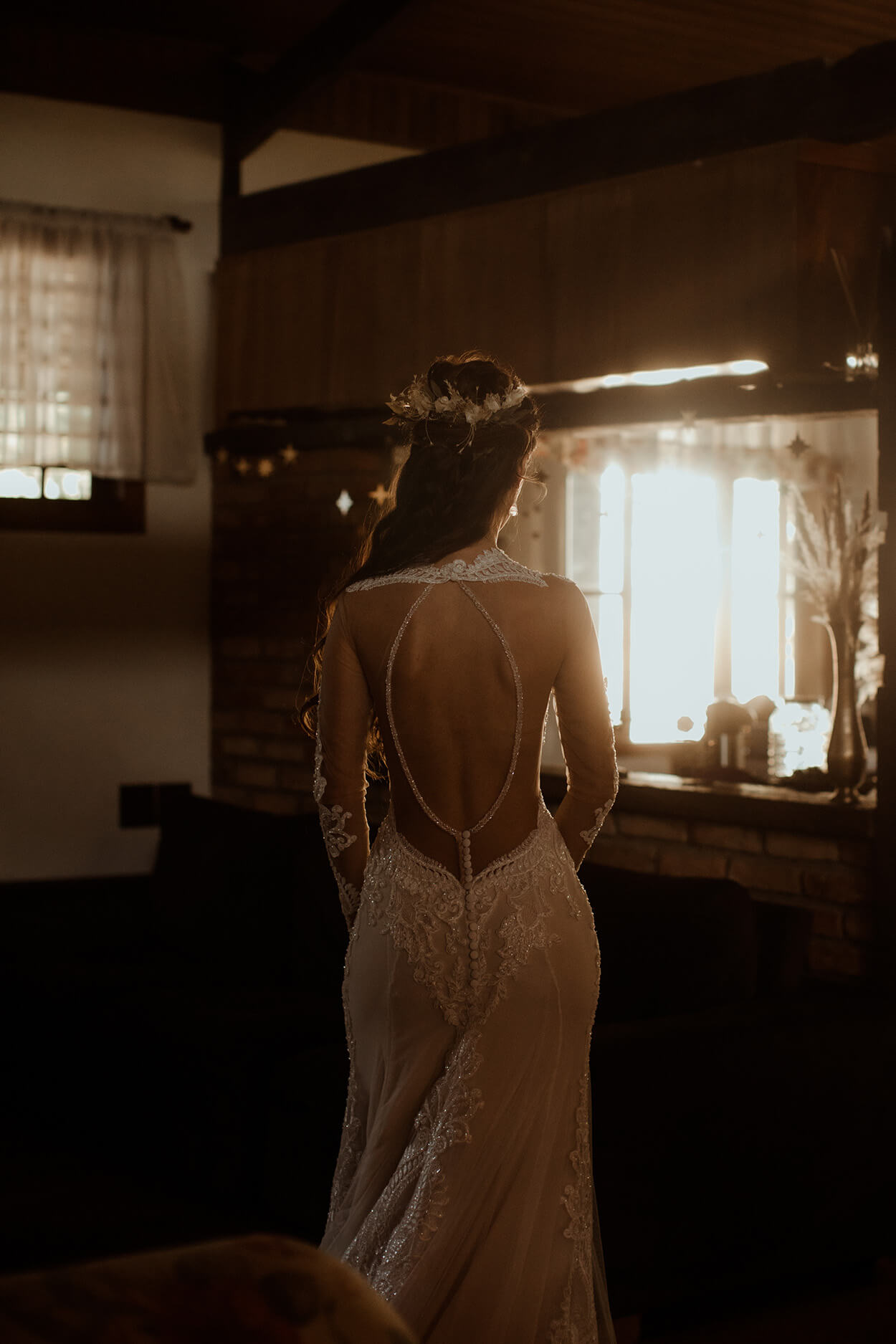 Mulher com vestido de noiva com decote nas costas
