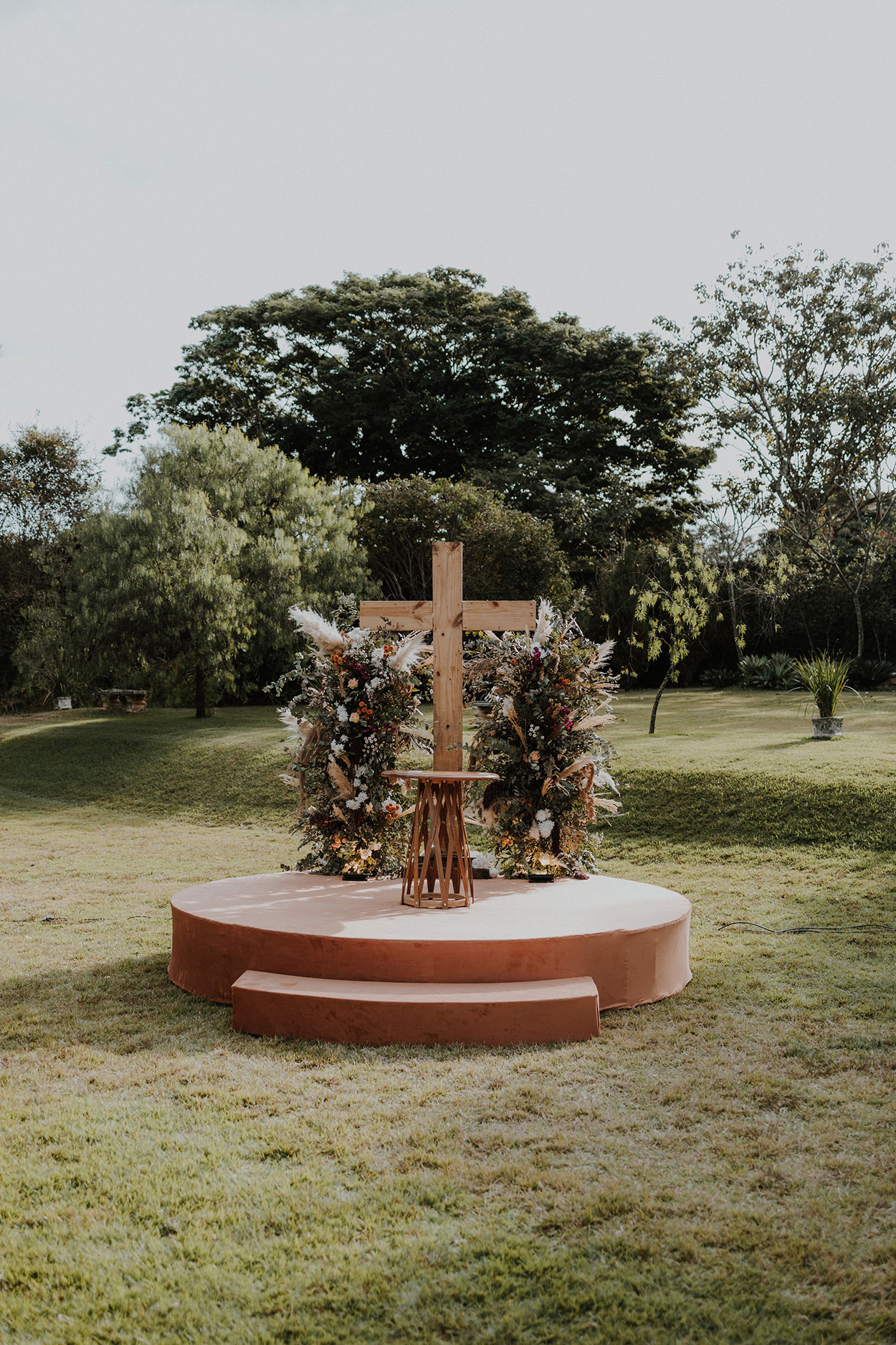 Altar com cruz e flores no campo