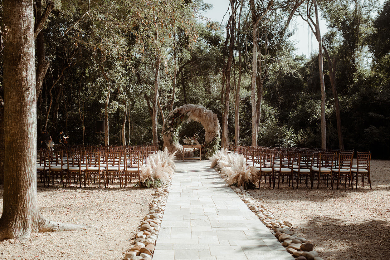 Cadeiras flores e altar com capim dos pampas