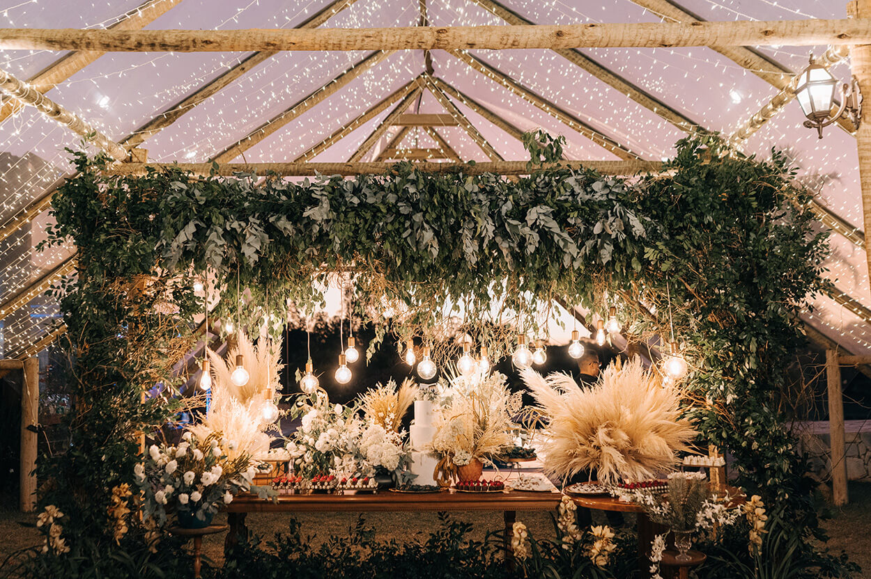 Salão com mesa iluminada e com flores