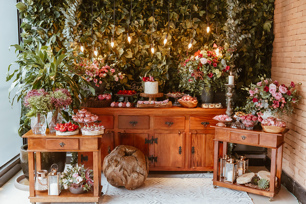 Mesas com flores doces e bolo de casamento