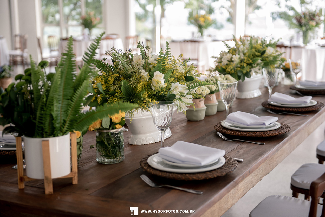 Mesa posta com vasos de plantas e flores