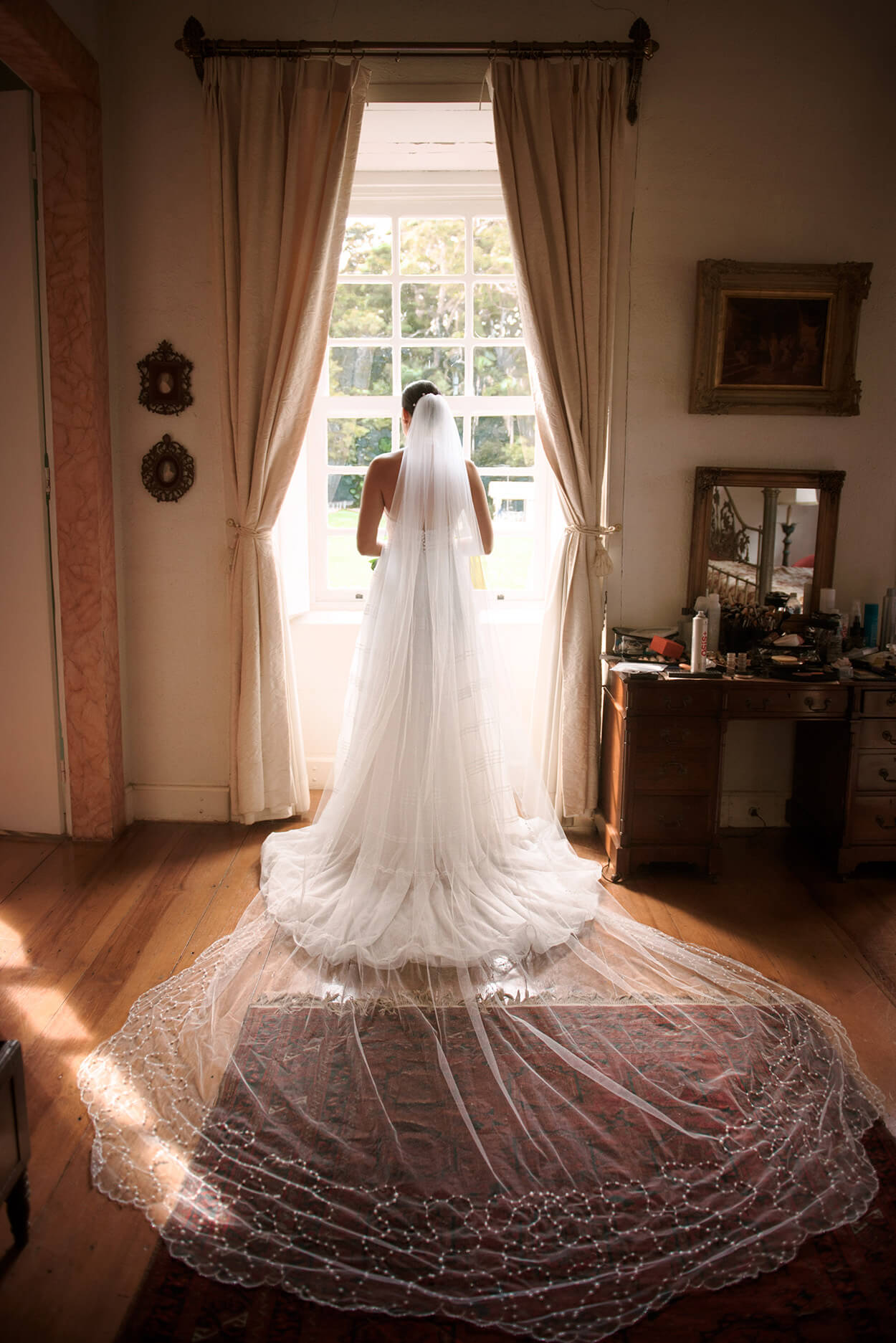 Mulher com vestido de noiva no quarto