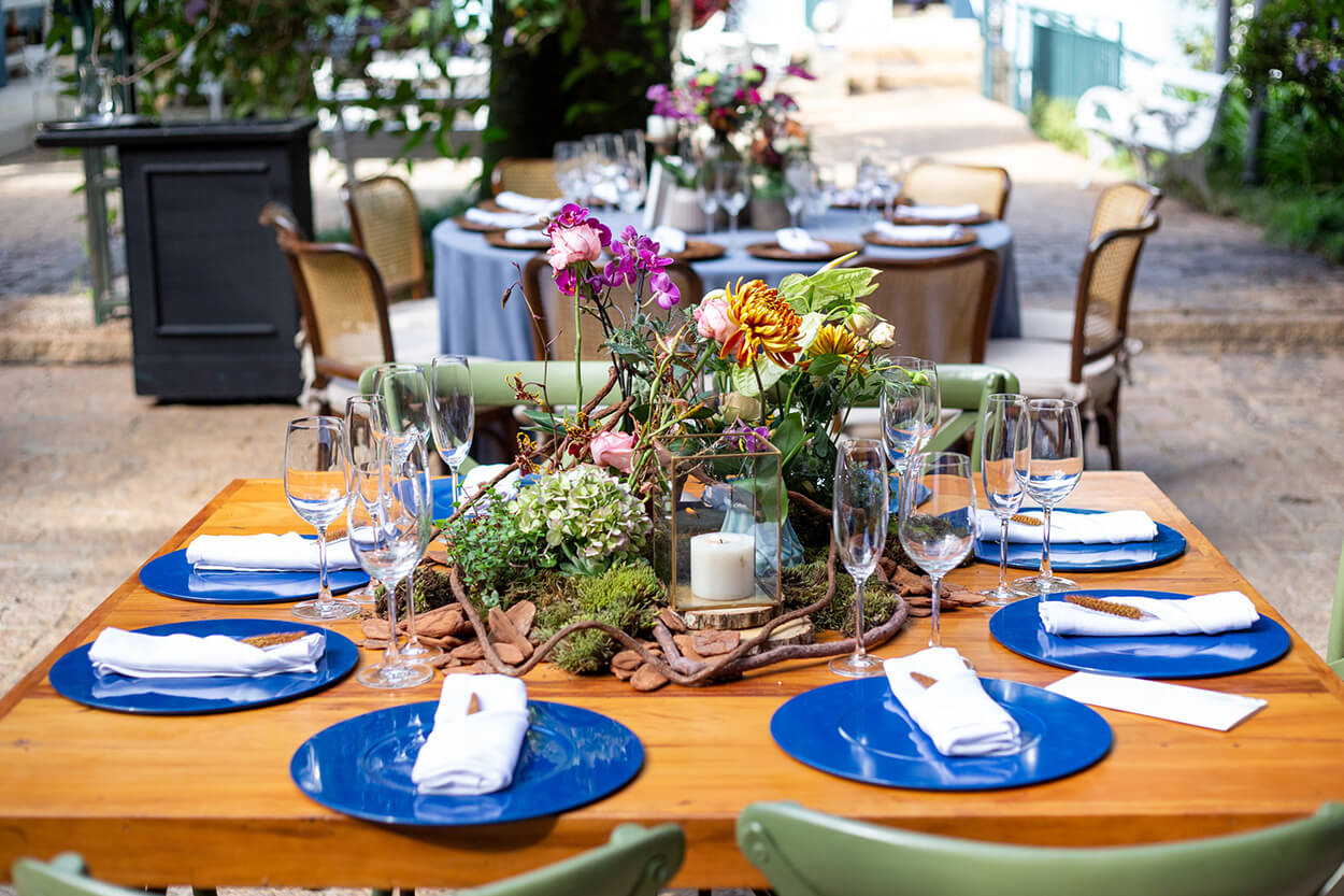 Mesa posta com pratos azuis