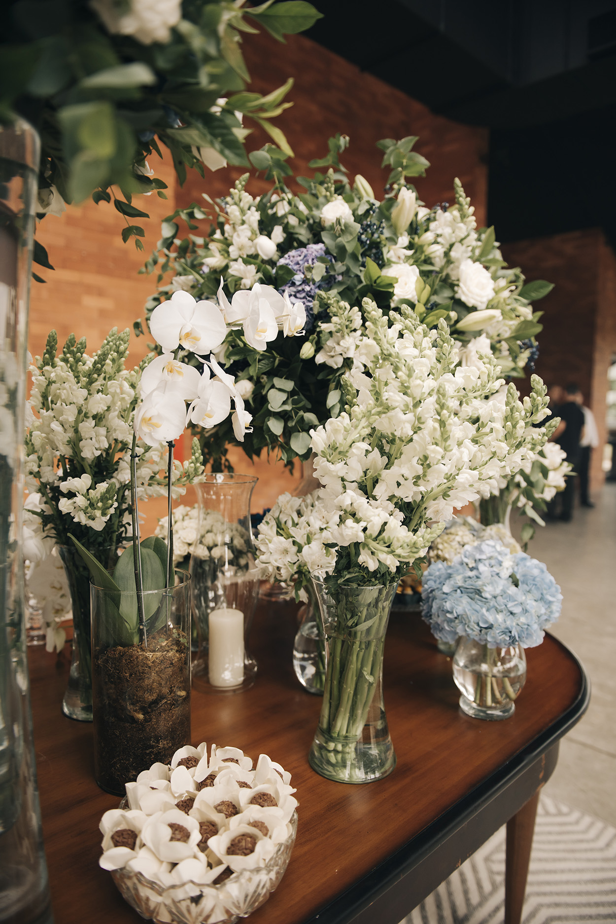 Mesa com flores brancas e azuis