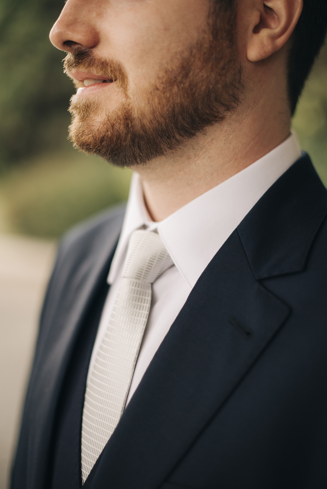 Terno preto e gravata branca cintilante