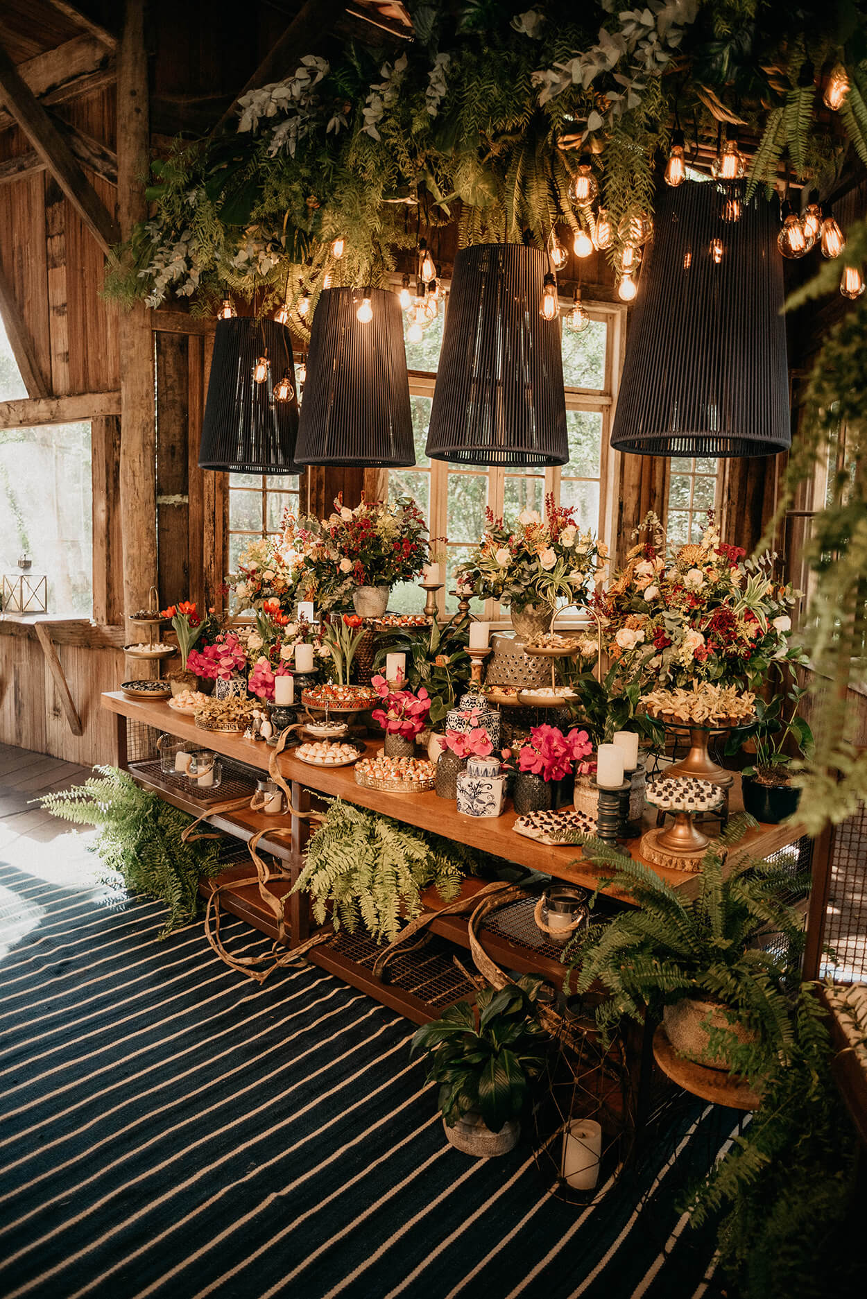 Mesa com flores e doces de casamento