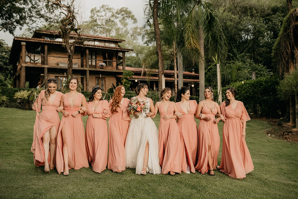 Noiva e madrinhas com vestidos rosa